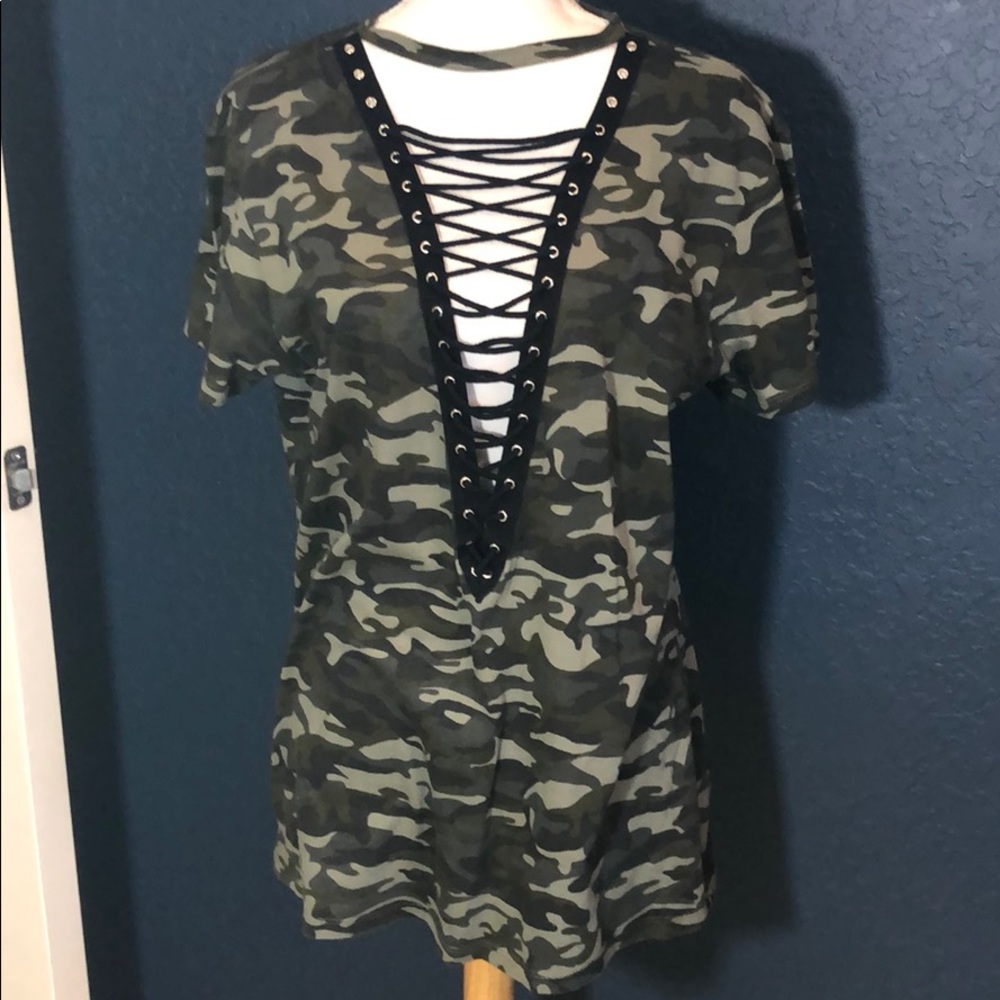 LF Emma & Sam Camo low V laced oversized T-shirt